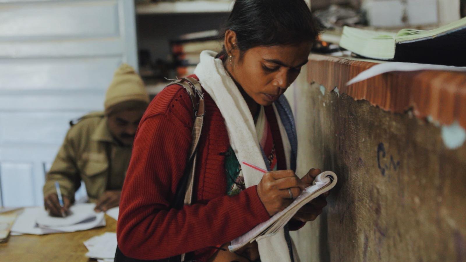 Interacting with a KL reader during our research trip to Khabar Lahariya's regional office in Banda